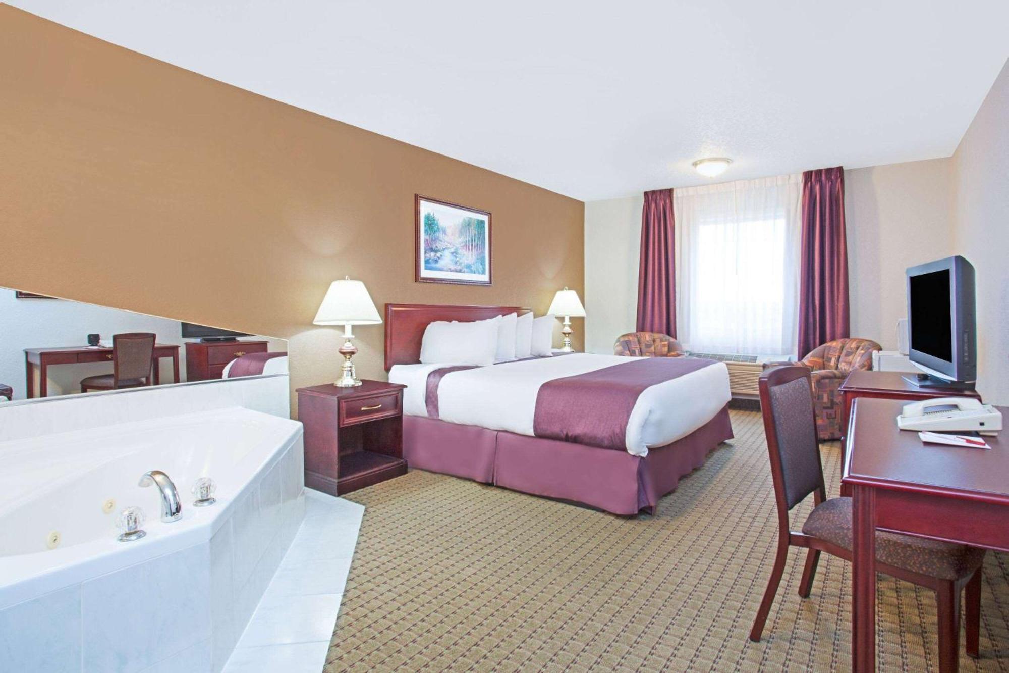 Ramada By Wyndham Red Deer Hotel & Suites Εξωτερικό φωτογραφία